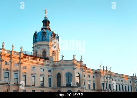 Schloss Charlottenburg à Berlin, Allemagne. Le palais de Charlottenburg est un palais baroque et une attraction touristique majeure. Banque D'Images