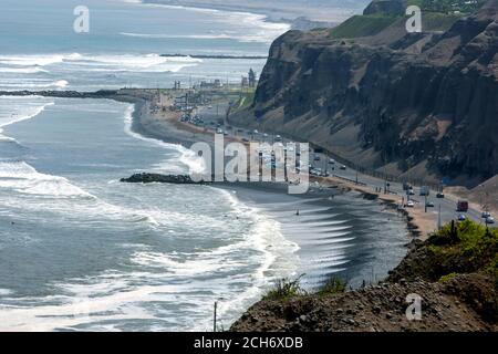 Une section de Miraflores Beach sur l'océan Pacifique adjacente à la route côtière appelée Circuito de Playas à Lima au Pérou. Banque D'Images