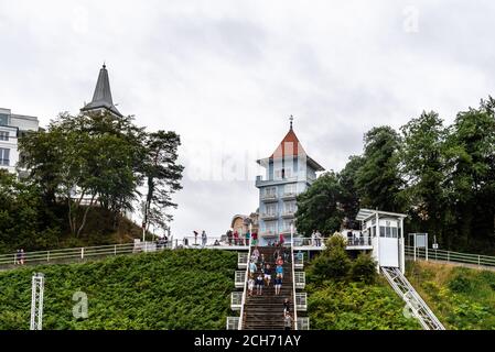 Sellin, Allemagne - 1 août 2019 : Célèbre Seebruecke Sellin, Jetée de Sellin, un jour nuageux de l'été, Ostseebad Sellin, station touristique de la mer Baltique Banque D'Images