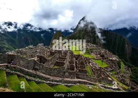 Les ruines anciennes de maisons résidentielles à Machu Picchu qui est un site Inca du XVe siècle situé dans la Vallée Sacrée des Incas au Pérou. Banque D'Images