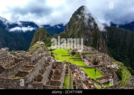 Les ruines anciennes de maisons résidentielles à Machu Picchu qui est un site Inca du XVe siècle situé dans la Vallée Sacrée des Incas au Pérou. Banque D'Images