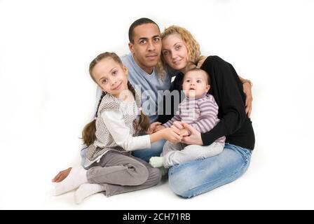 Famille multiraciale avec deux enfants Banque D'Images