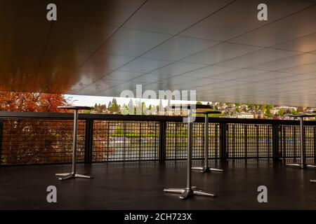 Paysage urbain de Lucerne et terrasse avec tables en Suisse. Banque D'Images