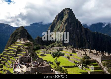 Les ruines antiques de Machu Picchu qui est un site Inca du XVe siècle situé à 2,430m au-dessus du niveau de la mer dans la Vallée Sacrée des Incas au Pérou. Banque D'Images