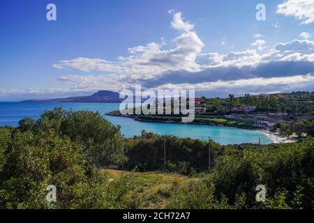 Paysage de montagne d'hiver spectaculaire en Crète, Grèce. La mer Méditerranée en arrière-plan Banque D'Images