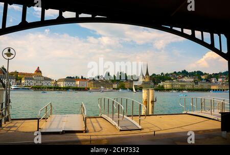 Paysage urbain au-dessus de Lucerne depuis un quai en Suisse. Banque D'Images