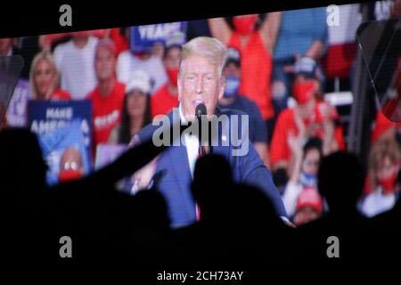 Henderson, NV, États-Unis. 13 septembre 2020. Les partisans du président Donald Trump se réunissent en dehors de Xtreme Manufacturing pour le regarder sur grand écran pendant qu'il prononce un discours. Le lieu était rempli de capacité et une grande partie de la foule avait débordé dehors sur la rue. Crédit : jeunes G. Kim/Alay Live News Banque D'Images