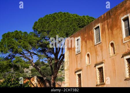 Le Monastère d'Agia Triada (Sainte Trinité) Tsagarolon est situé à environ 20 km au nord-est de la ville de Chania, dans la péninsule d'Aktorini. C'est une impressi Banque D'Images