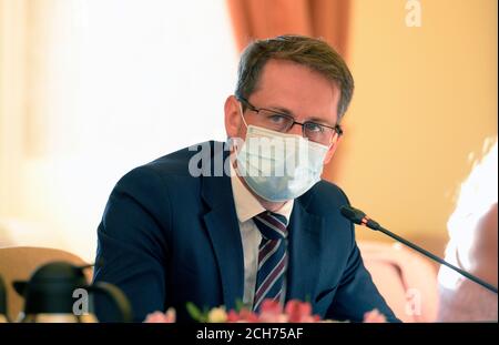 Prague, République tchèque. 14 septembre 2020. Le vice-ministre tchèque des Affaires étrangères, Martin Smolek, s'exprime lors d'une conférence de presse sur l'accord d'extradition avec Hong Kong, le 14 septembre 2020, à Prague, en République tchèque. Crédit : Katerina Sulova/CTK photo/Alamy Live News Banque D'Images