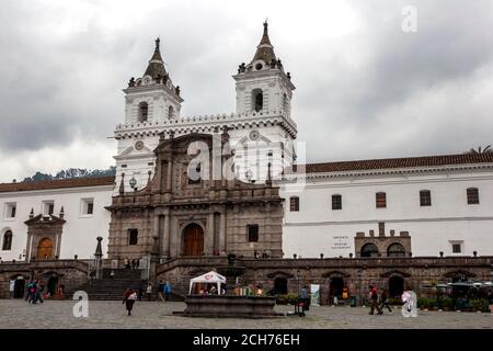 L'extérieur de l'église et monastère du XVIe siècle de Saint François (Iglesia y Monasterio de San Francisco) à Quito en Équateur. Banque D'Images