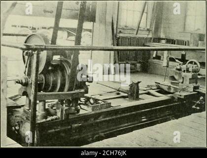 . Mécanicien ferroviaire . epressure dans le réservoir avant la dépose du couvercle de dôme, anméthode approuvée pour la modification des lamelles existantes consiste à percer horizontalement à travers la bride inférieure des trous de sixyi-in., à la racine de la partie vissée, aussi près que possible sous la bride supérieure. Lorsque la longueur de la partie à crewed n'est pas supérieure à IJ4 in., il est recommandé de forer au moins neuf trous de 5/16-in. Au lieu de thesix J^-in. Tout autre arrangement qui assurera la décharge de la pression interne avant le retrait du couvercle de dôme sera acceptable si le premier soumission Banque D'Images