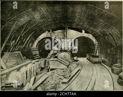 . La revue de chemin de fer de rue. Figure 3.—tunnels dans les terrains mous. Figure 2.-Section de roches aux stations de l'île. Sections tunnel—Glasgo.W District Subway. (JfeectO^oilWo^S^ey^^^ 163. INTÉRIEUR DU TUNNEL.—GLASGOW. Mieux pensé en raison de la forme du tunnel, qui permettait d'une meilleure voie permanente avec la voie étroite. Les courbes sont toutes très légères bien que la route prenne un cours circulaire général. La vitesse du câble doit être de 15 miles par heure, ce qui sera probablement augmenté. Le profil de la route prévoit une légère pente menant jusqu'à chaque station pour faciliter l'arrêt et le démarrage. Camions Longdouble Banque D'Images