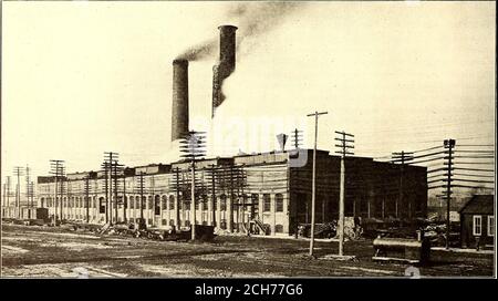 . Le journal de chemin de fer de rue . tiré.l'emplacement de l'usine sur un site d'un côté par une rueet de l'autre par une yarda de chemin de fer a nécessité l'expansion de l'usine dans une direction longitudinale, Soque la station actuelle est l'une des plus allongées au sud sans obstruction murale ou autre de bout en bout de la salle des machines. Le bâtiment de la centrale électrique mesure 394 pieds de long sur 164 pieds de large. La construction est divisée en la conventionalchaufferie et les salles de machines, séparé de brique baya mur de feu 24 po. D'épaisseur. Tous les butquatre des chaudières maintenant installées sont équipés de feux de freinage mécaniques.charbon i Banque D'Images