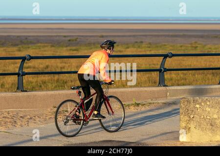 Southport, Merseyside. Météo Royaume-Uni. 14 septembre 2020. Commencez par un matin ensoleillé de septembre, tandis que les résidents locaux s'exerceront en toute légèreté sur la promenade du front de mer. Journée ensoleillée prévue avec des températures autour de 24C. Crédit ; MWI/AlamyLiveNews Banque D'Images