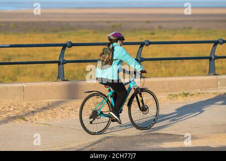 Southport, Merseyside. Météo Royaume-Uni. 14 septembre 2020. Commencez par un matin ensoleillé de septembre, tandis que les résidents locaux s'exerceront en toute légèreté sur la promenade du front de mer. Journée ensoleillée prévue avec des températures autour de 24C. Crédit ; MWI/AlamyLiveNews Banque D'Images