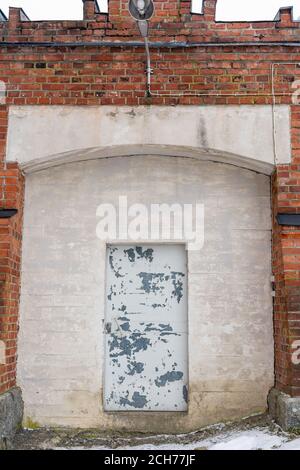Porte arrière sur un mur au musée de la prison de Hämeenlinna à Hämeenlinna Finlande Banque D'Images
