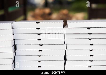 Pile de paquets de pizza en carton blanc. Gros plan sur les pizzas Banque D'Images