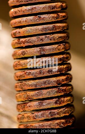 Photo macro détaillée d'un ressort rouillé Banque D'Images