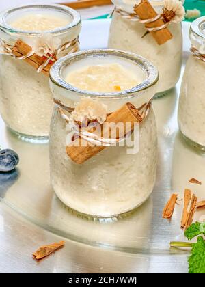Lait de riz dans un pot à la cannelle Banque D'Images