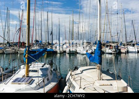 Voiliers et yachts dans le port de plaisance d'OFTEL Aviv, Israël. Beau ciel nuageux. Banque D'Images