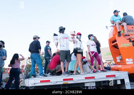 Henderson, Nevada, États-Unis. 13 septembre 2020. Depuis que le site a été rempli de capacité, les partisans du président Donald Trump se réunissent en dehors de Xtreme Manufacturing pour le regarder sur un grand écran. Crédit: albert halim/Alay Live News Banque D'Images