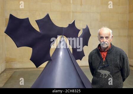 Phillip King se dresse à l'intérieur de sa sculpture « Gengis Khan », 1963 ans, alors qu'une exposition d'une sélection de ses œuvres est présentée pour célébrer son 80e anniversaire, à la Tate Britain Gallery de Londres. Banque D'Images