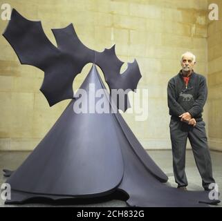 Phillip King se dresse à l'intérieur de sa sculpture « Gengis Khan », 1963 ans, alors qu'une exposition d'une sélection de ses œuvres est présentée pour célébrer son 80e anniversaire, à la Tate Britain Gallery de Londres. Banque D'Images