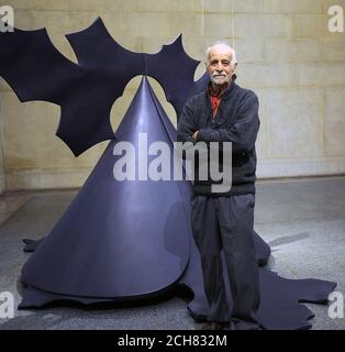 Phillip King se dresse à l'intérieur de sa sculpture « Gengis Khan », 1963 ans, alors qu'une exposition d'une sélection de ses œuvres est présentée pour célébrer son 80e anniversaire, à la Tate Britain Gallery de Londres. Banque D'Images