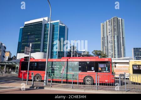 Gare routière et d'échange de bus de Sydney dans le centre-ville de Parramatta, Western Sydney, Australie Banque D'Images