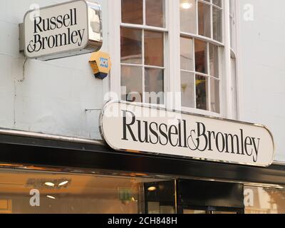 Logo Russell & Bromley au-dessus de la boutique à East Street, Brighton, Royaume-Uni Banque D'Images