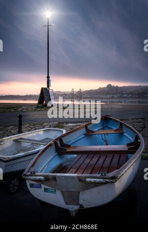 Appledore, North Devon, Angleterre. Lundi 14 septembre 2020. Les lampadaires sur le quai commencent à s'éteindre un par un, comme le premier feu de daw Banque D'Images