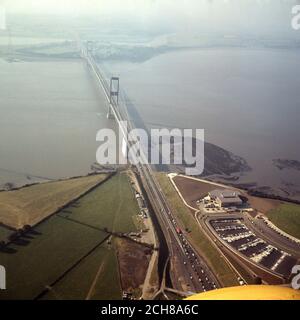 Le pont Severn, enjambant la rivière Severn et la rivière Wye entre Aust, South Gloucestershire (juste au nord de Bristol) en Angleterre, et Chepstow, Montockshire au sud du pays de Galles, via Beachley, Gloucestershire, une péninsule entre les deux rivières. Il s'agit de la route originale de Severn entre l'Angleterre et le pays de Galles et a commencé sa construction en 1961 pour un coût de 8 millions de livres sterling. Banque D'Images