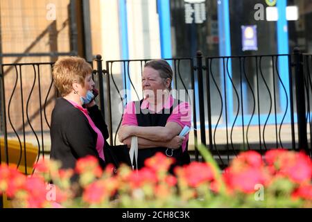 Rochdale, Royaume-Uni. 14 septembre 2020. Un incendie à côté d'une centrale à gaz a fermé le centre-ville de Rochdale pour faire face à l'incident. Les propriétaires de magasins et le personnel ont dû quitter leur entreprise. Selon un policier sur place, l'incendie a été déclenché accidentellement. L'incident se poursuit sur Yorkshire Street. Rochdale, Royaume-Uni. Credit: Barbara Cook/Alay Live News Banque D'Images