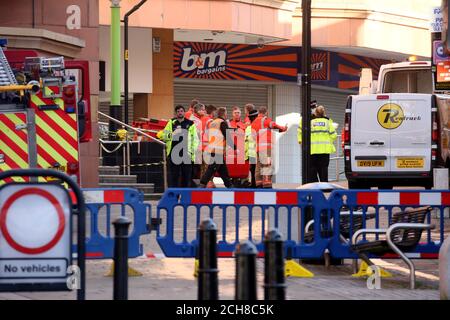 Rochdale, Royaume-Uni. 14 septembre 2020. Un incendie à côté d'une centrale à gaz a fermé le centre-ville de Rochdale pour faire face à l'incident. Les propriétaires de magasins et le personnel ont dû quitter leur entreprise. Selon un policier sur place, l'incendie a été déclenché accidentellement. L'incident se poursuit sur Yorkshire Street. Rochdale, Royaume-Uni. Credit: Barbara Cook/Alay Live News Banque D'Images