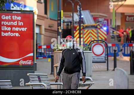 Rochdale, Royaume-Uni. 14 septembre 2020. Un incendie à côté d'une centrale à gaz a fermé le centre-ville de Rochdale pour faire face à l'incident. Les propriétaires de magasins et le personnel ont dû quitter leur entreprise. Selon un policier sur place, l'incendie a été déclenché accidentellement. L'incident se poursuit sur Yorkshire Street. Rochdale, Royaume-Uni. Credit: Barbara Cook/Alay Live News Banque D'Images