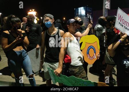 Henderson, Nevada, États-Unis. 13 septembre 2020. Le soutien du président Trump et le soutien de Black Live sont des interactions. Crédit: albert halim/Alay Live News Banque D'Images