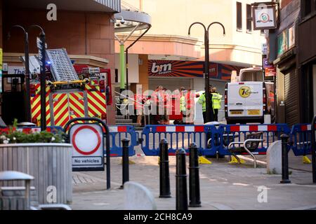 Rochdale, Royaume-Uni. 14 septembre 2020. Un incendie à côté d'une centrale à gaz a fermé le centre-ville de Rochdale pour faire face à l'incident. Les propriétaires de magasins et le personnel ont dû quitter leur entreprise. Selon un policier sur place, l'incendie a été déclenché accidentellement. L'incident se poursuit sur Yorkshire Street. Rochdale, Royaume-Uni. Credit: Barbara Cook/Alay Live News Banque D'Images