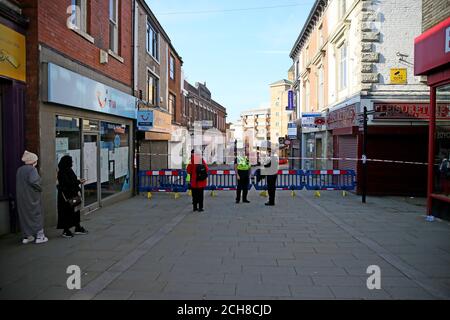 Rochdale, Royaume-Uni. 14 septembre 2020. Un incendie à côté d'une centrale à gaz a fermé le centre-ville de Rochdale pour faire face à l'incident. Les propriétaires de magasins et le personnel ont dû quitter leur entreprise. Selon un policier sur place, l'incendie a été déclenché accidentellement. L'incident se poursuit sur Yorkshire Street. Rochdale, Royaume-Uni. Credit: Barbara Cook/Alay Live News Banque D'Images