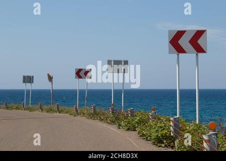 Signale un virage serré sur la route côtière Banque D'Images