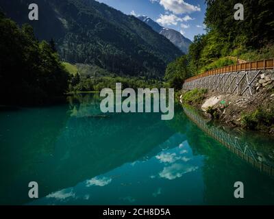 Vue panoramique sur Klammsee près de Kaprun, Autriche, Europe. Parc national Hohe Tauern. Lac de charme avec une eau riche en couleurs et des nuages sauvages dans le ciel Banque D'Images