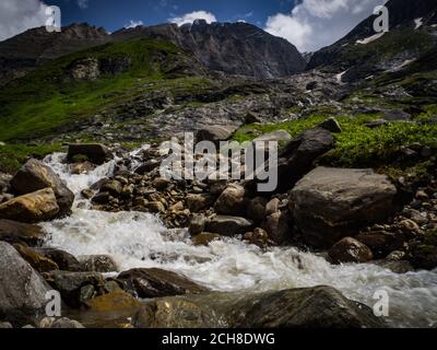 Paysages charmants de grandes cascades, rivières sauvages et prairies pittoresques des Alpes dans le parc national Hohe Tauern près de Kaprun, Autriche, Europe. Banque D'Images