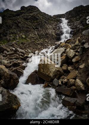 Paysages charmants de grandes cascades, rivières sauvages et prairies pittoresques des Alpes dans le parc national Hohe Tauern près de Kaprun, Autriche, Europe. Banque D'Images