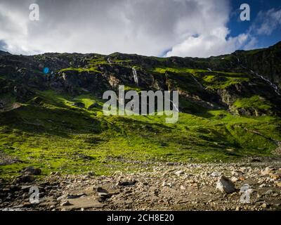 Paysages charmants de grandes cascades, rivières sauvages et prairies pittoresques des Alpes dans le parc national Hohe Tauern près de Kaprun, Autriche, Europe. Banque D'Images