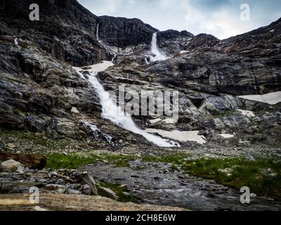 Paysages charmants de grandes cascades, rivières sauvages et prairies pittoresques des Alpes dans le parc national Hohe Tauern près de Kaprun, Autriche, Europe. Banque D'Images
