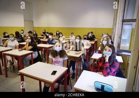 Les élèves ayant un masque facial de retour à l'école après la quarantaine et le verrouillage de Covid-19. Turin, Italie - septembre 2020 Banque D'Images