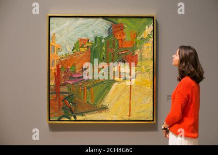 Un employé de la galerie regarde un tableau de Frank Auerbach intitulé « Reregard vers la gare de Mornington Crescent », 1972-4, lors d'une photocall pour une nouvelle exposition de l'artiste britannique au Tate Britain à Londres. Banque D'Images