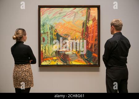 Les employés de la galerie regardent un tableau de Frank Auerbach, appelé 'Mornington Crescent- Early Morning', 1991, à l'occasion d'une séance photo pour une nouvelle exposition de l'artiste britannique au Tate Britain à Londres. Banque D'Images