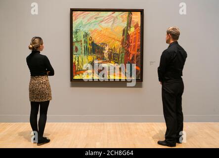 Les employés de la galerie regardent un tableau de Frank Auerbach, appelé 'Mornington Crescent- Early Morning', 1991, à l'occasion d'une séance photo pour une nouvelle exposition de l'artiste britannique au Tate Britain à Londres. Banque D'Images