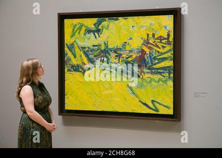 Les employés de la galerie regardent un tableau de Frank Auerbach intitulé « l'origine du Grand Ours », 1967-8, à l'occasion d'une photo pour une nouvelle exposition de l'artiste britannique au Tate Britain à Londres. Banque D'Images