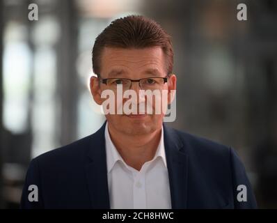 Dresde, Allemagne. 11 septembre 2020. Reinhard de Vries, Directeur général de la technologie et de la logistique chez Volkswagen Sachsen, est à un rendez-vous à la presse pour la livraison des premières voitures électriques Volkswagen ID.3 dans la transparente VW Factory. Il s'agit du premier des quelque 22 millions de véhicules à être produits et livrés dans le monde d'ici 2028 sur la base de la nouvelle plate-forme e-drive. Credit: Robert Michael/dpa-Zentralbild/dpa/Alay Live News Banque D'Images